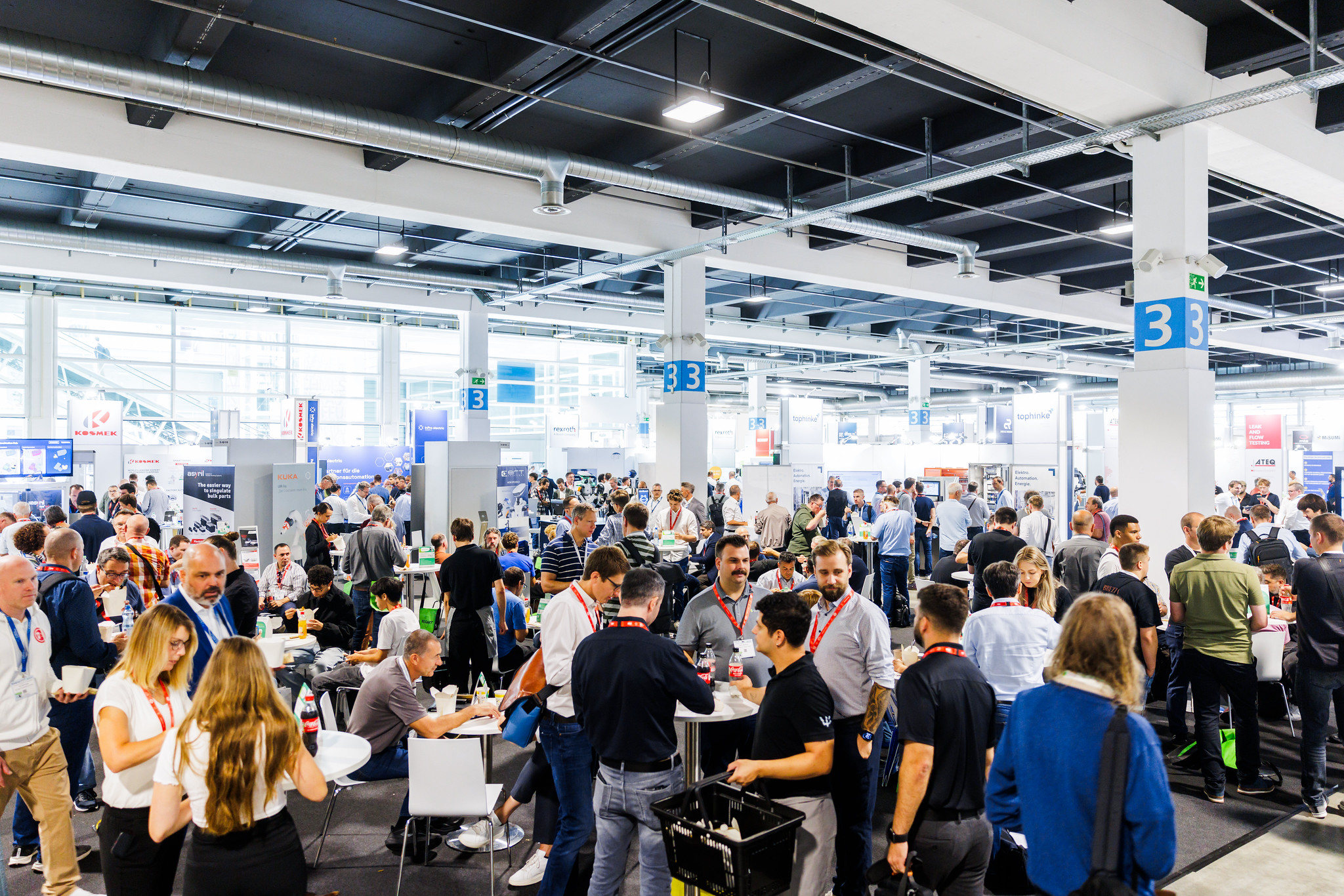 all about automation (AAA) – Messehalle mit Besuchern